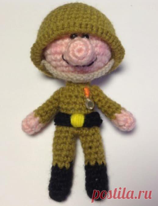 Бесплатный мастер-класс по вязанию Солдат крючком. Автор описания - Елена Воеводина.