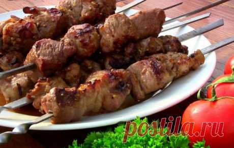 Как замариновать шашлык из свинины, чтобы мясо было сочным и мягким? + Рецепты самых вкусных маринадов Доброе утро! Приближается та самая пора, когда всей толпой начнем выезжать на природу и отдыхать. Тем более май не за