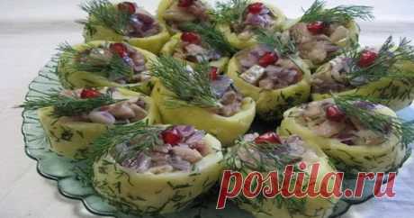 Закуска из селедки и картошки, пальчики оближешь Закуска из селедки и картошки — это блюдо», которое произведет настоящий фурор на вашем праздничном столе. Интересная форма подачи и оригинальная заправка сделают это блюдо гвоздем программы. Не один гость не уйдет не спросив рецепт. Ингредиенты: картофель — 10 штук; лук — 1 головка; селедка — 2 штуки; растительное масло — 100 миллилитров; горчица — 1 столовая ложка; лимон — 1 штука; зелень — для украшения; зерна граната — д...