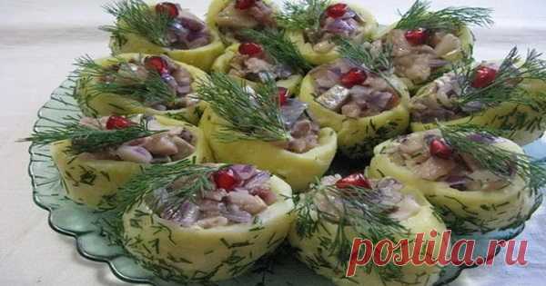 Закуска из селедки и картошки, пальчики оближешь Закуска из селедки и картошки — это блюдо», которое произведет настоящий фурор на вашем праздничном столе. Интересная форма подачи и оригинальная заправка сделают это блюдо гвоздем программы. Не один гость не уйдет не спросив рецепт. Ингредиенты: картофель — 10 штук; лук — 1 головка; селедка — 2 штуки; растительное масло — 100 миллилитров; горчица — 1 столовая ложка; лимон — 1 штука; зелень — для украшения; зерна граната — д...