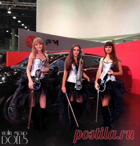 Электроскрипачки и электровиолончель Violin Group DOLLS  - презентация автомобиля в автосалоне.