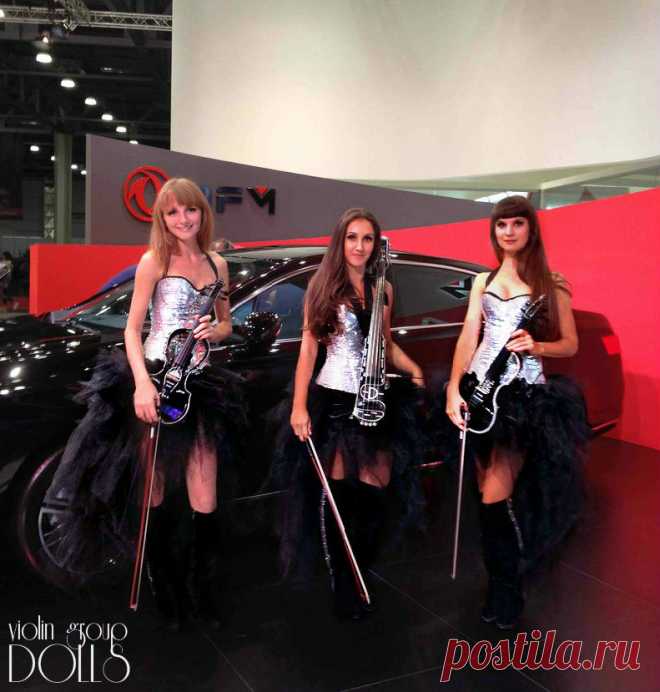 Электроскрипачки и электровиолончель Violin Group DOLLS  - презентация автомобиля в автосалоне.