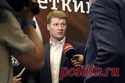 Поветкин вспомнил о призыве бить петуха в бою с Кличко. Российский боксер Александр Поветкин вспомнил о поединке с украинским тяжеловесом Владимиром Кличко. Спортсмен рассказал о призыве «Саня, бей петуха», доносившемся с трибун. «Кто кричал? Я не буду этого говорить. Денис Лебедев? Нет, это был не он. Но я знаком с этим человеком. Считаю, это неправильно», — заявил он.