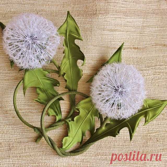 These two silk dandelion clocks are heading in opposite directions to their new owners, who are expecting them in Australia and the US.
If you wish to order a dandelion brooch like this one, the lead time is 3 weeks at the moment.
Would like to make a silk dandelion clock yourself? Our detailed step by step tutorial awaits you on our website (link in the profile)
#silkflowersUK
#silkdandelions #dandelionjewellery #dandelionart #textilebrooch #presentperfect_creations