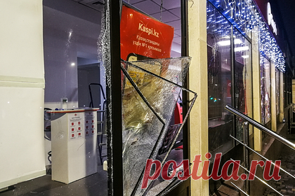 В банкоматах Актау кончились деньги. В городе Актау начали работать несколько банкоматов, но в них быстро закончились наличные деньги. «Начали работать банкоматы, не во всем городе, но есть места, где можно было снять наличку, но буквально полчаса назад мы проехались по этим точкам и узнали, что наличность закончилась», — сообщает «Хабар 24».