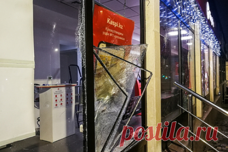 В банкоматах Актау кончились деньги. В городе Актау начали работать несколько банкоматов, но в них быстро закончились наличные деньги. «Начали работать банкоматы, не во всем городе, но есть места, где можно было снять наличку, но буквально полчаса назад мы проехались по этим точкам и узнали, что наличность закончилась», — сообщает «Хабар 24».