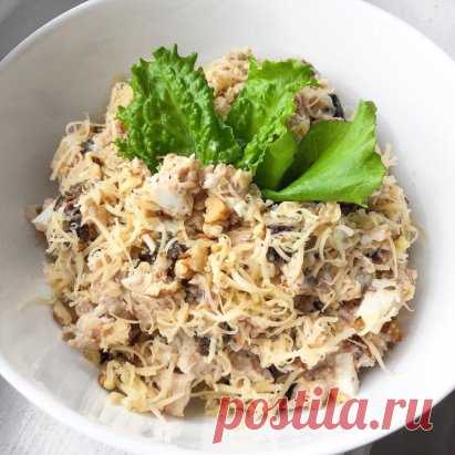 Салат с курицей и черносливом.