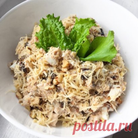 Салат с курицей и черносливом.