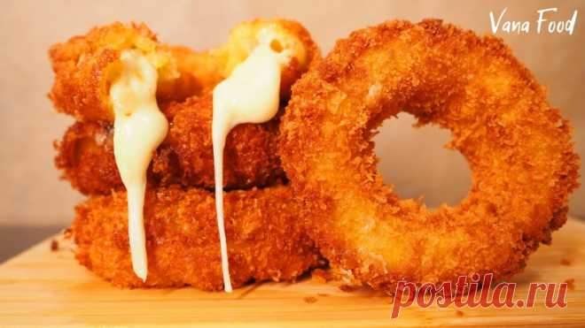 Луковые кольца с моцареллой Рецепт сытной и невероятно вкусной закуски. Хрустящая панировка и тягучий сыр никого не оставят равнодушным. Луковые кольца хороши, как к просмотру фильма , так и к кружечке пива:)Ингредиенты:лук - 2 штмоцарелла - 100 гяйцо - 2 штмука - 100 гпанировочные сухари - 100 гсоль - 0,5 ч.л....