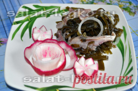 Салат из морской капусты с селедкой и луком