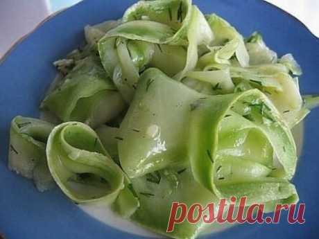 Это удивительное по своему вкусу и приготовлению блюдо я впервые попробовала на пикнике. Одна знакомая угостила нас этой закуской. Естественно, что после первого стола маринованных кабачков в тарелке не осталось, потому что их необычный...