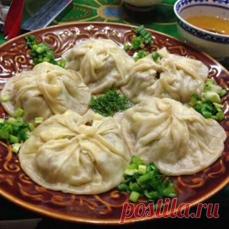 МАНТЫ 6 СУПЕР ВКУСНЫХ РЕЦЕПТОВ НА ЛЮБОЙ ВКУС  
.
1) Манты с мясом  
2) Манты "Зелёные"
3) Лже- манты  
4) Манты рубленые 
5) Манты "Почти вегетарианские"  
6) Манты Пак- чой
================================
1 Манты с мясом
---------------------------

ИНГРЕДИЕНТЫ

Тесто:

Мука в/с 500 гр;
Яйцо 1 шт;
Молоко 1 стакан;
Вода 1/2 стакана;
Соль 1 ч.л.;

Начинка:

Лук 6 головок;
Перец красный молотый 2,5 ст.л. (с небольшим верхом);
Мясо (не сухое!!!) 600 гр.

КАК ПРИГОТОВИТЬ

Нар...