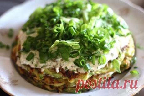 Торт из кабачков 
https://povar.ru/recipes/tort_iz_kabachkov-8413.html

Торт из кабачков - пошаговый кулинарный рецепт на Повар.ру
Торт из кабачков я очень люблю готовить летом, в сезон этого овоща. Закусочный тортик получается нежным, легким; им хорошо перекусить, когда не хочется жирных блюд. Попробуйте!