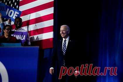 Боязнь Байдена отправить войска США на линию фронта объяснили. Президент США Джо Байден боится отправлять войска страны на линию фронта на Украине. Аналитик Брук Сэмпл объяснила причины страха американского политика. По словам аналитика, США пытаются помочь Украине защитить себя, однако это не означает, что Киев должен вернуть «недосягаемые» районы.