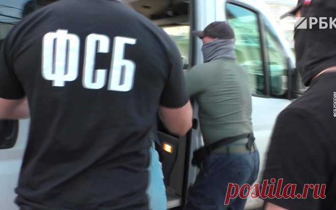 ФСБ задержала россиянина за планы убить «как можно больше» военных. Видео. ФСБ опубликовала видеозапись задержания и допроса мужчины в Кировской области.