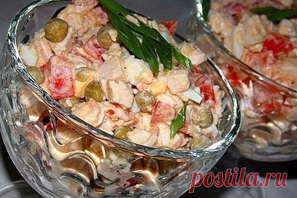 Салат с куриной грудкой, помидорами и зелёным горошком