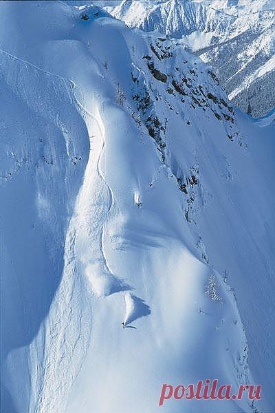 Второй – по опасности, травматизму и смерти - хелискиинг… Сначала вертолёт забрасывает вас на горную вершину, а затем вы спускаетесь на лыжах с горных склонов