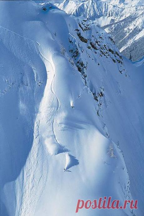 Второй – по опасности, травматизму и смерти - хелискиинг… Сначала вертолёт забрасывает вас на горную вершину, а затем вы спускаетесь на лыжах с горных склонов