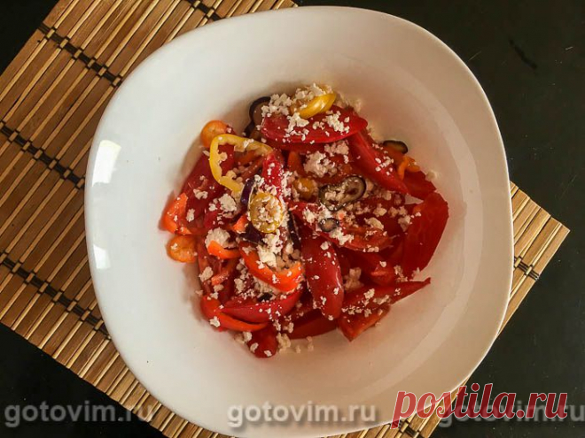 Салат из помидоров со сладким перцем, брынзой и уксусной заправкой. Рецепт с фото Рецепт легкого овощного салата из помидоров со сладким перцем, который даже солить не надо. Чтобы салат получился не пресным, его посыпают раскрошенной брынзой и сбрызгивают уксусом. По желанию можно добавить рубленую петрушку и зубчик чеснока.