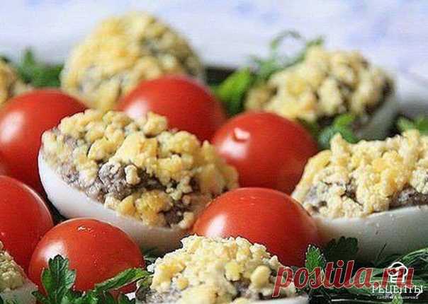 Яйца, фаршированные грибами

Нам потребуется:

Яйцо куриное - 7 шт.,
Грибы шампиньоны - 150-200 г,
Лук репчатый - 1-2 шт.,
Сметана - 2-3 ст. л.,
Зелень укропа и петрушки - 1 пучок,
Помидоры черри - 1 гроздь,
Масло растительное немного,
Соль,
Перец.

Лук очистить, нарезать мелко и пассировать на масле с небольшим количеством соли до мягкого состояния. Грибы измельчить, обжарить немного на масле и соединить с луком.

Грибы с луком остудить и измельчить с помощью блендера или...