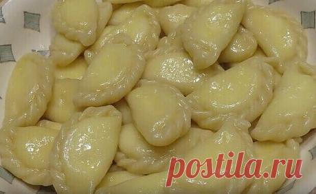 Воздушное податливое тесто для вареников.
ИНГРЕДИЕНТЫ:
3 ст. муки
1,5 ст. кипятка
1 яйцо
3 ст. л. подсолнечного масла
0,5 ч. л. соли