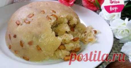 Экономный и вкусный десерт на сковороде - пошаговый рецепт с фото. Простой, вкусный и не очень затратный рецепт десерта к чаю. Готовится на плите очень быстро, не нужно использовать духовку и что-то выжидать. В идеале использовать манную крупу крупного помола, тогда десерт будет более рассыпчатым, но таким же вкусным. Кстати, хотя халва из манки, у нее нет вкуса манной каши, но и конечно, нет того вкуса, которого мы ждем от халвы из семечек подсолнуха. В общем, стоит попробовать.