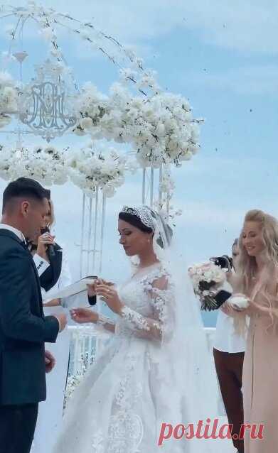 Анастасия Макеева вышла замуж. Сериал: Женское счастье был бы милый рядом» продолжается, в главной роли Анастасия Макеева.
На днях состоялось бракосочетание Анастасии Макеевой и Романа Малькова. Церемония проходила в Крыму. скрин с видео взято с открытых интернет источников скрин с видео взято с открытых интернет источников Во время церемонии обручальное кольцо не налазило на палец жениха скрин...
Читай дальше на сайте. Жми подробнее ➡