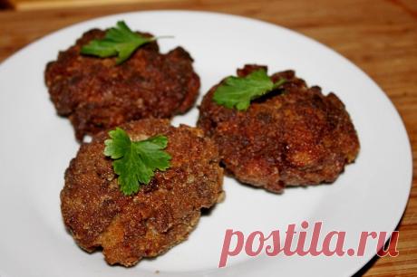 Рубленые котлеты из свиной печени. 
Хрустящие ароматные котлеты из рубленной свиной печени, жареного лука и панировочных сухарей.