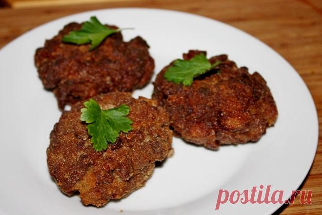 Рубленые котлеты из свиной печени. 
Хрустящие ароматные котлеты из рубленной свиной печени, жареного лука и панировочных сухарей.
