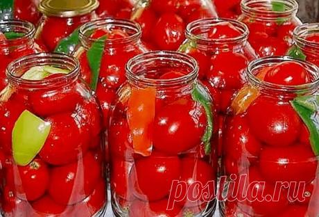 Помидоры "Царские"

"Царские" помидоры для цариц:)
Вкусные, сладкие помидорки
Мой любимый рецепт, придумала сама,изменяла его из года в год. На сегодняшний день он такой -
На 3-х литровую банку.

Помидоры вымыть, наколоть зубочисткой дырочки (чтоб не трескались).
В банку положить: укроп зонтиком, гвоздика 2-3 шт, душистый перец горошком 2-3 шт, перец острый стручок(отрезать колечко 5мм.), лавровый лист, перец болгарский 1/4.
Помидоры и специи уложить в чистую банку(я не ст...