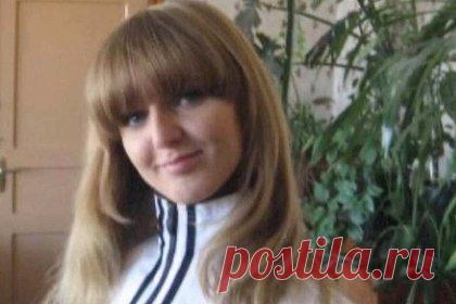 В сети удивились прежней внешности жены пластического хирурга Хайдарова. Жена звездного пластического хирурга Тимура Хайдарова Светлана Сильваши показала свою прежнюю внешность и удивила пользователей сети. 33-летняя блогерша продемонстрировала фото, сделанное в 16 лет. На нем она предстала в черно-белой спортивной кофте, со стрижкой «лесенка» и объемной челкой, скрывающей лоб.