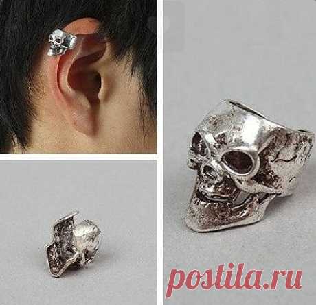 Небольшой кафф на боковую часть уха, в виде черепа. Не требует прокола уха, имитирует пирсинг.