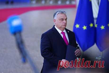 Орбан заявил о прерывании переговоров ЕС с Украиной из-за венгерских интересов. Премьер-министр Венгрии Виктор Орбан заявил, что Будапешт прервет переговоры Европейского союза (ЕС) с Украиной, если они будут угрожать интересам Венгрии. По его словам, в таком случае он «нажмет на ручной тормоз» и за финансовые и экономические последствия плохого решения ЕС венгры расплачиваться не будут.