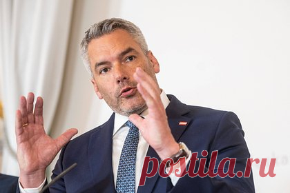 Канцлер Австрии отказался поставлять летальное оружие на Украину. Канцлер Австрии Карл Нехаммер заявил, что его страна не будет поставлять на Украину летальное оружие. По его словам, Австрия готова отправить на Украину только защитное оборудование. «Мы поставляем защитное оборудование — шлемы, жилеты, не летальное оружие. Этой линии мы продолжим придерживаться», — пояснил политик.