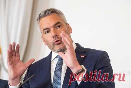 Канцлер Австрии отказался поставлять летальное оружие на Украину. Канцлер Австрии Карл Нехаммер заявил, что его страна не будет поставлять на Украину летальное оружие. По его словам, Австрия готова отправить на Украину только защитное оборудование. «Мы поставляем защитное оборудование — шлемы, жилеты, не летальное оружие. Этой линии мы продолжим придерживаться», — пояснил политик.