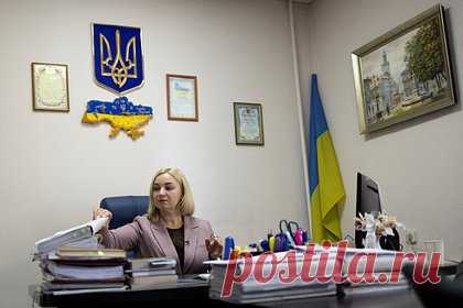 На Украине зафиксировали катастрофический дефицит судей. На Украине начался катастрофический дефицит судей. Об этом сообщил замглавы Высшей квалификационной комиссии (ВКСС) Руслан Сидорович. «По состоянию на сегодняшний день, по разным оценкам, дефицит кадров именно в судах первой инстанции составляет от 1,5 до 2 тысяч человек», — сказал он.