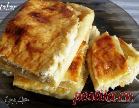 Пирог Лимонник (из лже-слоёного теста). Начинка из лимона и мандарина, не вытекает за счет манки и частых дырочек от вилки. При разрезании пирога она на срезе карамелизируется.