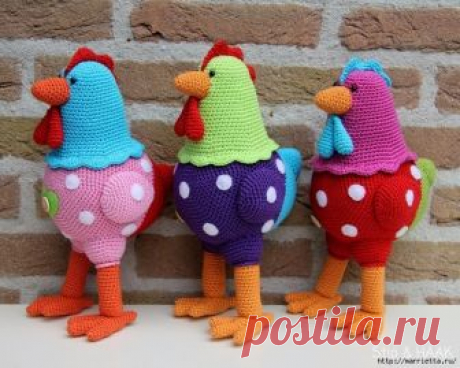 Петушок крючком. 
Что Вам потребуется: 
Пряжа 4-х цветов 
Крючок, подходящий к пряже 
Наполнитель (например, синтетические 
шарики) 
Глазки 6 мм 
Опционально—фетр для пятен 


Условные обозначения: 
Сбн—столбик без накида 
Вп—воздушная петля 
Приб—прибавка, провязать 2 сбн из одной петли 
Уб—убавка, провязать 2 сбн вместе 
—соединительный столбик

Туловище 
Набрать 2 вп 
1.6сбн во вторую от крючка петлю 
2.(12) прибавка х6 
3.(18) (1сбн, прибавка) х6 
4.(24) (2сбн, прибавк...
