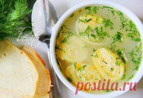 Вкусный куриный суп с сырными рулетиками. Для приготовления нам понадобится: куриный бульон; 4 ...