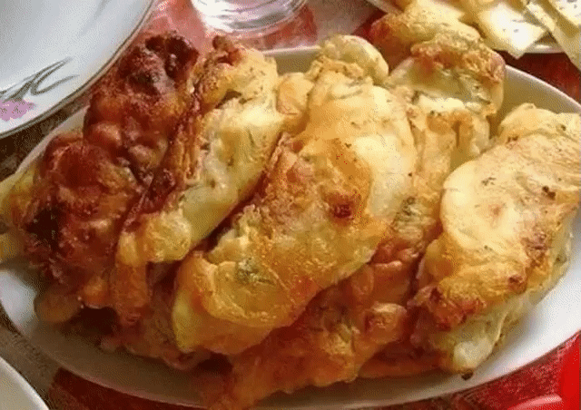 Вкусный рецепт рыбы в кляре со сметаной
Продукты: 
-Филе рыбы – 500 гр
-Яйца – 4 шт
-Мука 
-Сметана 
Приготовление: 
1. Готовим кляр, в состав которого входят яйца, мука и сметана. Кляр должен получиться густым. Добавляем соль. 
2. Рыбное филе нарезаем тонкими полосками. 
3. Тонкие полоски рыбы окунаем в кляр и прожариваем с обеих сторон на фритюре. 
4. Готовая рыба выкладывается на салфетку, чтобы избавиться от жира, после чего можно подавать к столу.