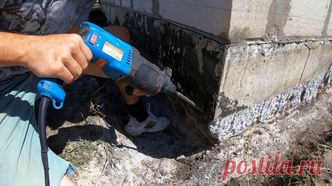 Как надежно утеплить фундамент самому Чтобы минимизировать теплопотери в доме, утеплять нужно не только стены, но и фундамент. При сочетании пеноплэкса и клей-пены это можно сделать силами одного человека.Требуемые материалы:пеноплэкс 100 мм;клей-пена;фасадные дюбели для теплоизоляции;перфорированный уголок для мокрой