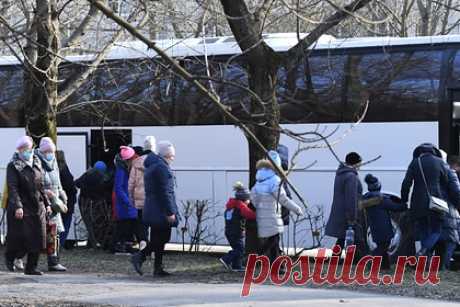В ЛНР раскрыли подробности взрыва близ троллейбусного депо в Луганске. Офицер представительства Луганской народной республики (ЛНР) в Совместном центре по контролю и координации режима прекращения огня (СЦКК) Алексей Гетманский заявил, что при взрыве у троллейбусного депо в Луганске были использованы несколько самодельных взрывных устройств. Были подорваны опоры под троллейбусные линии.