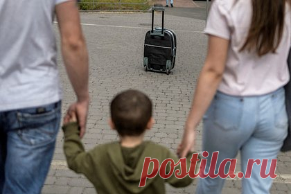 На Украине усложнили пересечение границы выездным категориям мужчин. На Украине у выездных категорий граждан начали требовать справки из военкоматов для пересечения границы. С 29 декабря на всех пунктах пропуска на польско-украинской границе появились сотрудники военкоматов. У выездных категорий мужчин требуют предоставить справку из территориального центра комплектования.