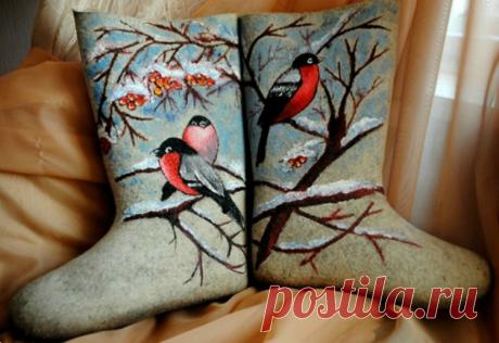 То, что мастерица сотворила с обычными валенками, — не поддается описанию! Восхищаюсь…