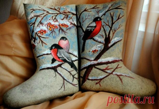 То, что мастерица сотворила с обычными валенками, — не поддается описанию! Восхищаюсь…