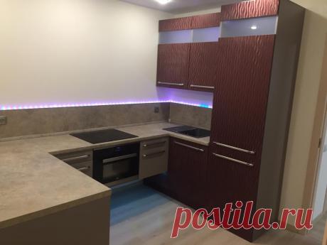 Кухонный Гарнитур #km96 г. Екатеринбург.ул. Чайковского, 68. Еланский дворик, жилой комплекс.  Материал: Корпус lamarty розовый жемчуг.  фасад МДФ Шампань Шагр.43(Кат-г МС ЭКО ). фасад МДФ Малиновый бархат. Столешница 38 мм Duropal  Беж.Мраморная крошк. Кат.1 8191vv. еврозапил столешницы. Вставка стекло матовое белое.  ПЕТЛЯ CLIP TOP BLUMOTION, НАКЛАДНАЯ, 110 ГР.  Комплект TANDEM с BLUMOTION полного выдвижения. Светодиодная лента RPG с контроллером. профиль для свет-й ленты МИК 2000.  Ручка-рейл