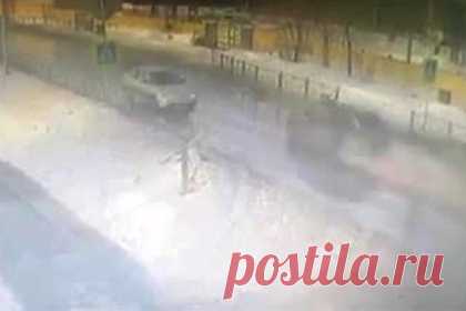 Машина на огромной скорости сбила россиянина на зебре и попала на видео. В городе Асбесте Свердловской области ехавшая на огромной скорости машина насмерть сбила переходящего в этот момент дорогу пенсионера. Момент происшествия сняли камеры видеонаблюдения. На кадрах видно, что машина не пыталась затормозить. Удар отбросил пешехода на несколько метров.