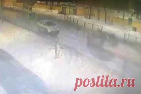 Машина на огромной скорости сбила россиянина на зебре и попала на видео. В городе Асбесте Свердловской области ехавшая на огромной скорости машина насмерть сбила переходящего в этот момент дорогу пенсионера. Момент происшествия сняли камеры видеонаблюдения. На кадрах видно, что машина не пыталась затормозить. Удар отбросил пешехода на несколько метров.