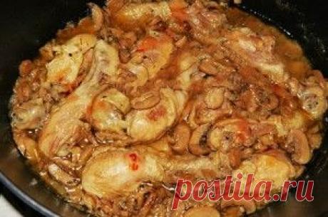 КУРОЧКА В ПИВЕ ТУШЕНАЯ ! **В утятницу: кур/голени 8шт -обжарь на сил/огне, затем убери в миску, прикрыв фольгой. Добавь грибы 300г, лук 1шт -п/кольца - обжарь 5мин. *Убавь огонь -голени к грибам, пиво 300мл, вода/бульон 125мл, соев/соус 2ст/л, сахар 1ч/л, Чили 1шт, прес/чеснок  4зуб, соль -покрыв куру. *До кипения, и под крышку на медл/огонь -туши 30мин, перевернув 2р. *Выключи, перемешай -стоит под крышкой 15мин.