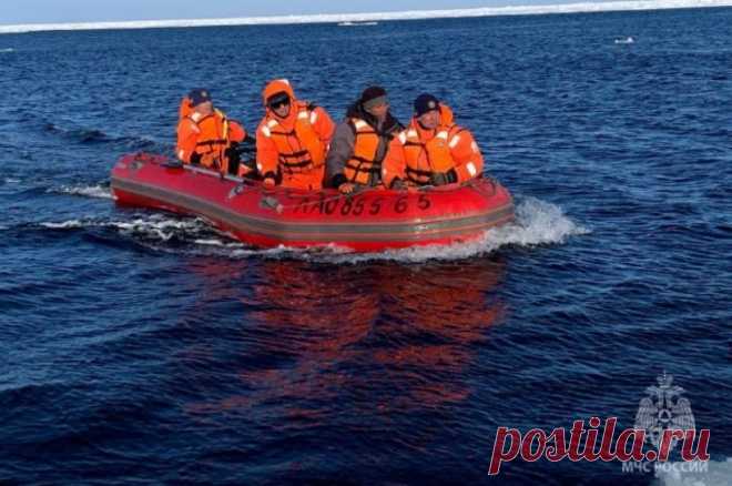 В Магаданской области более 20 рыбаков унесло в море на отколовшейся льдине. Спасатели провели эвакуацию.